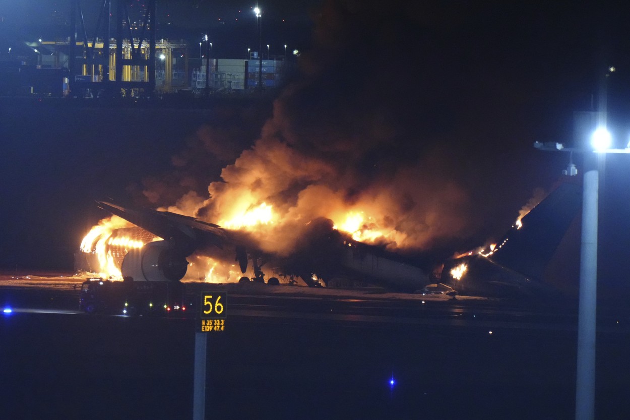 Un avion al Japan Airlines a luat foc pe pista aeroportului Haneda din Tokyo. Cinci persoane au murit