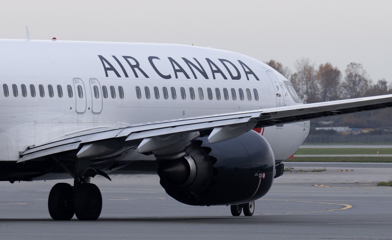 Șocant! Un pasager s-a îmbarcat într-un avion, apoi a deschis o ușă și a căzut din aeronavă