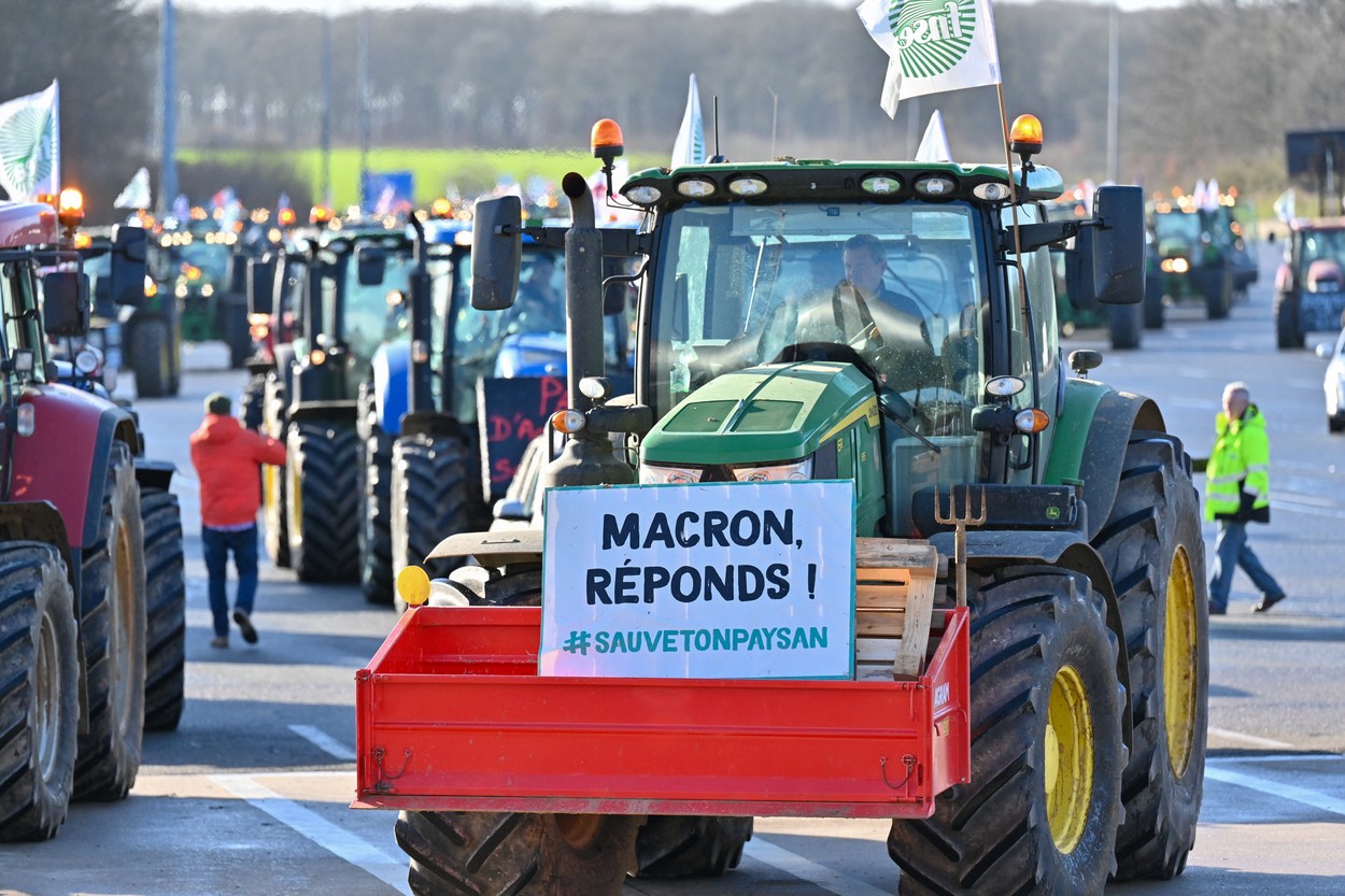 Macron s-a întâlnit cu membri ai Guvernului, pe fondul PROTESTELOR fermierilor /Președintele Franței va discuta și cu Ursula von der Leyen