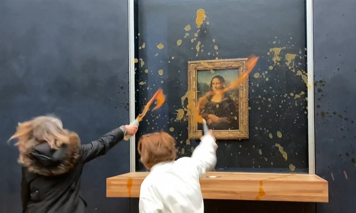 Supă de dovleac aruncată pe tabloul Mona Lisa! Muzeul a evacuat sala în care se află pictura