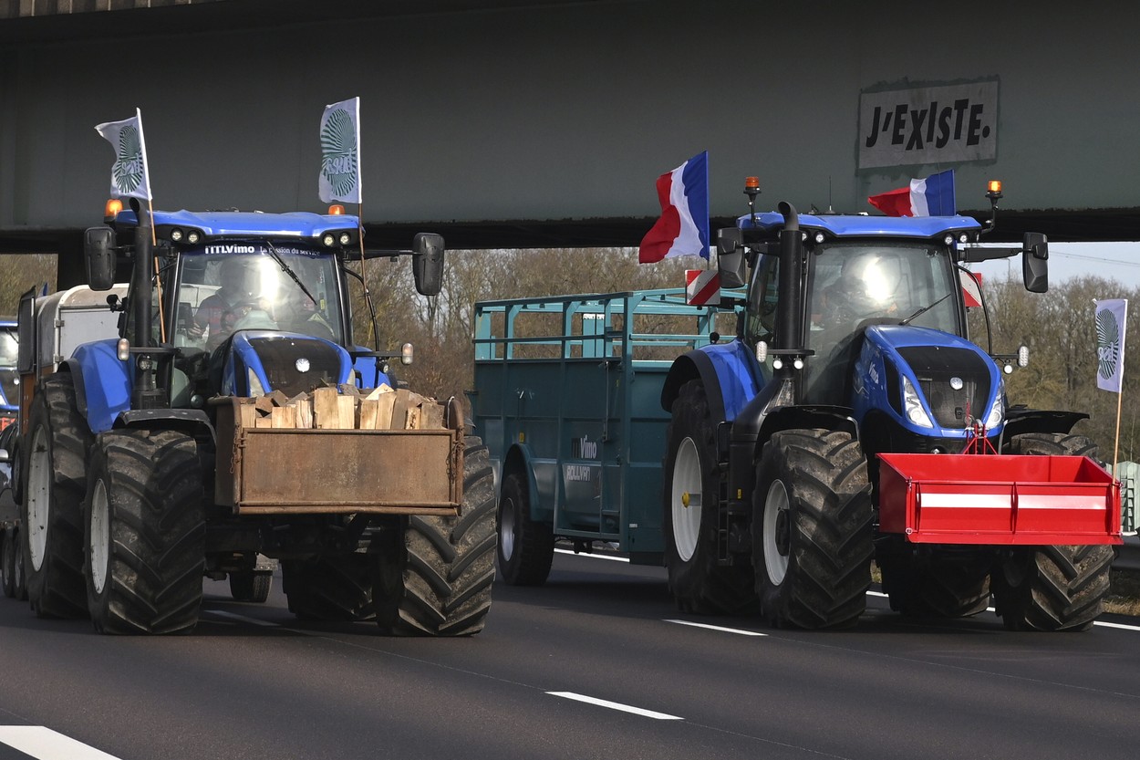 Fermierii BLOCHEAZĂ Parisul /Guvernul a mobilizat 15.000 de agenți ai forțelor de ordine