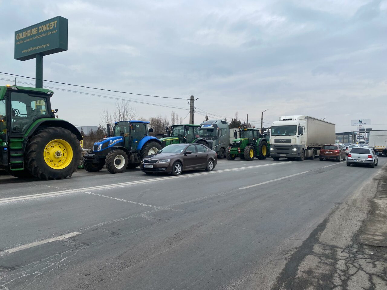 150 de șoferi ucraineni și turci PROTESTEAZĂ în Siret! Protestul fermierilor și agricultorilor români blochează vama