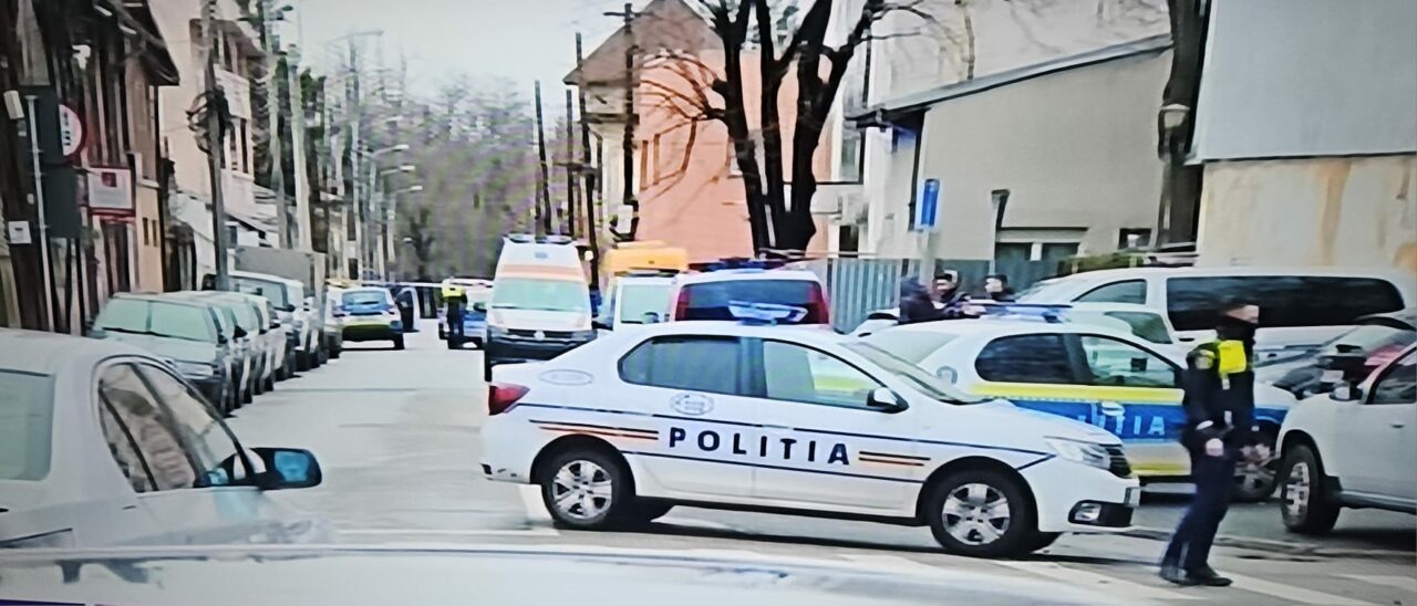 FOTO-VIDEO: Fostul polițist care a amenințat o vecină cu moartea și apoi s-a baricadat în casă a fost imobilizat