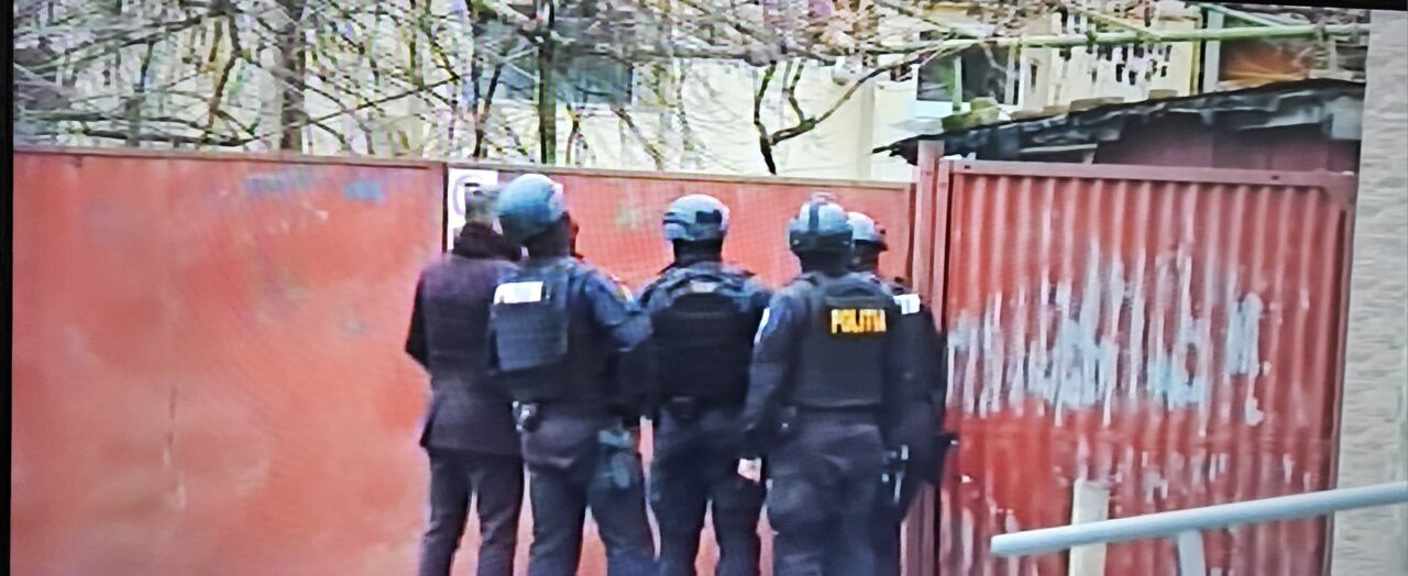 UPDATE: Fostul polițist care a amenințat o vecină cu moartea și apoi s-a baricadat în casă a fost reținut /Bărbatul mai este vizat de două anchete