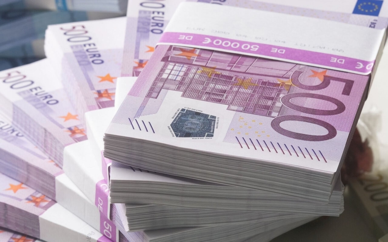 Ce a făcut o femeie din Neamț după ce a găsit un PLIC cu aproape 17.000 de euro, în parcarea unei clinici medicale. „O tentaţie pentru mulţi”
