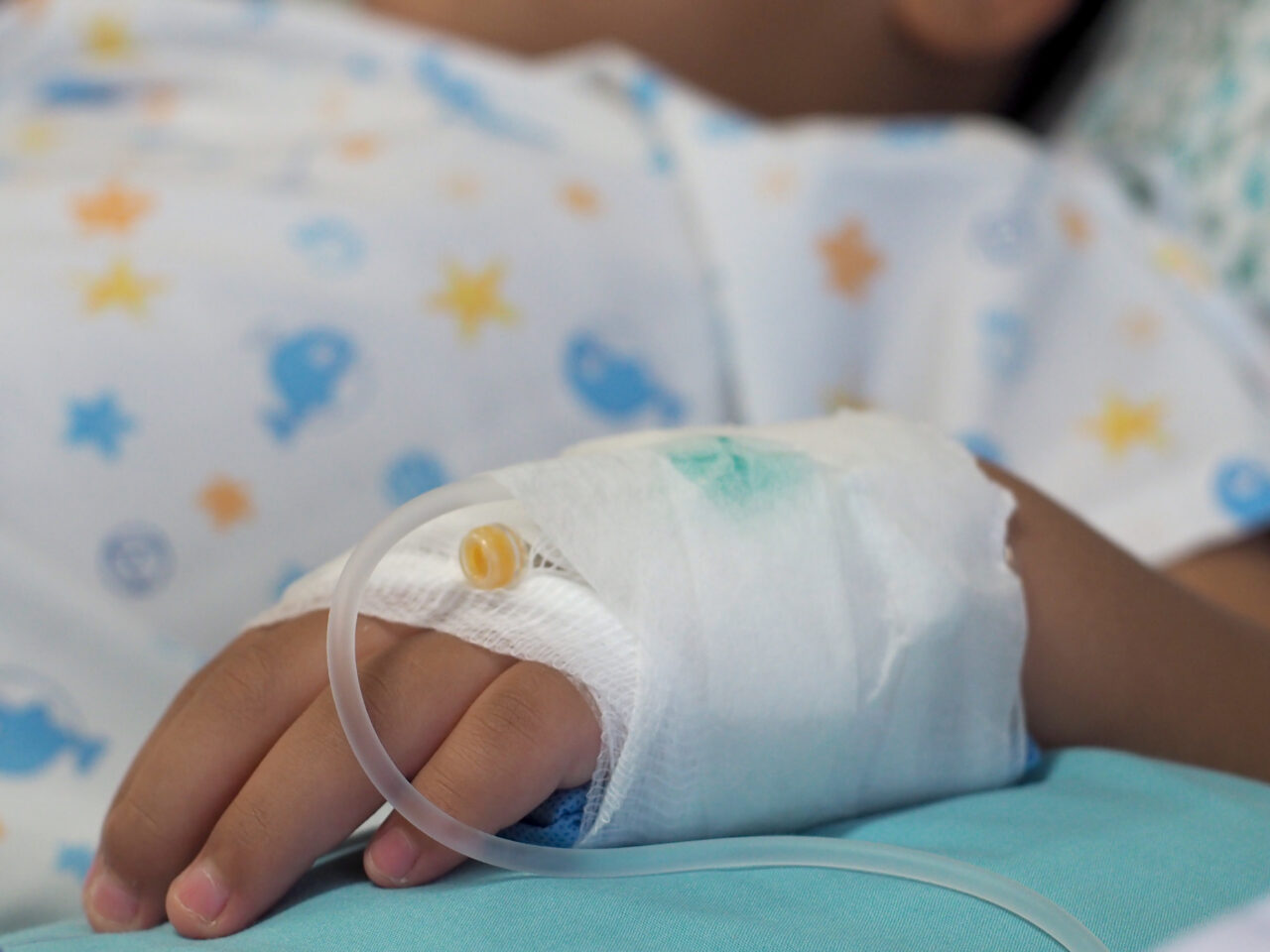 Fetița spălată pe cap cu o substanță toxică a intrat în moarte cerebrală. Medicii sunt rezervați: ” Este intubată, cu comă gradul IV”