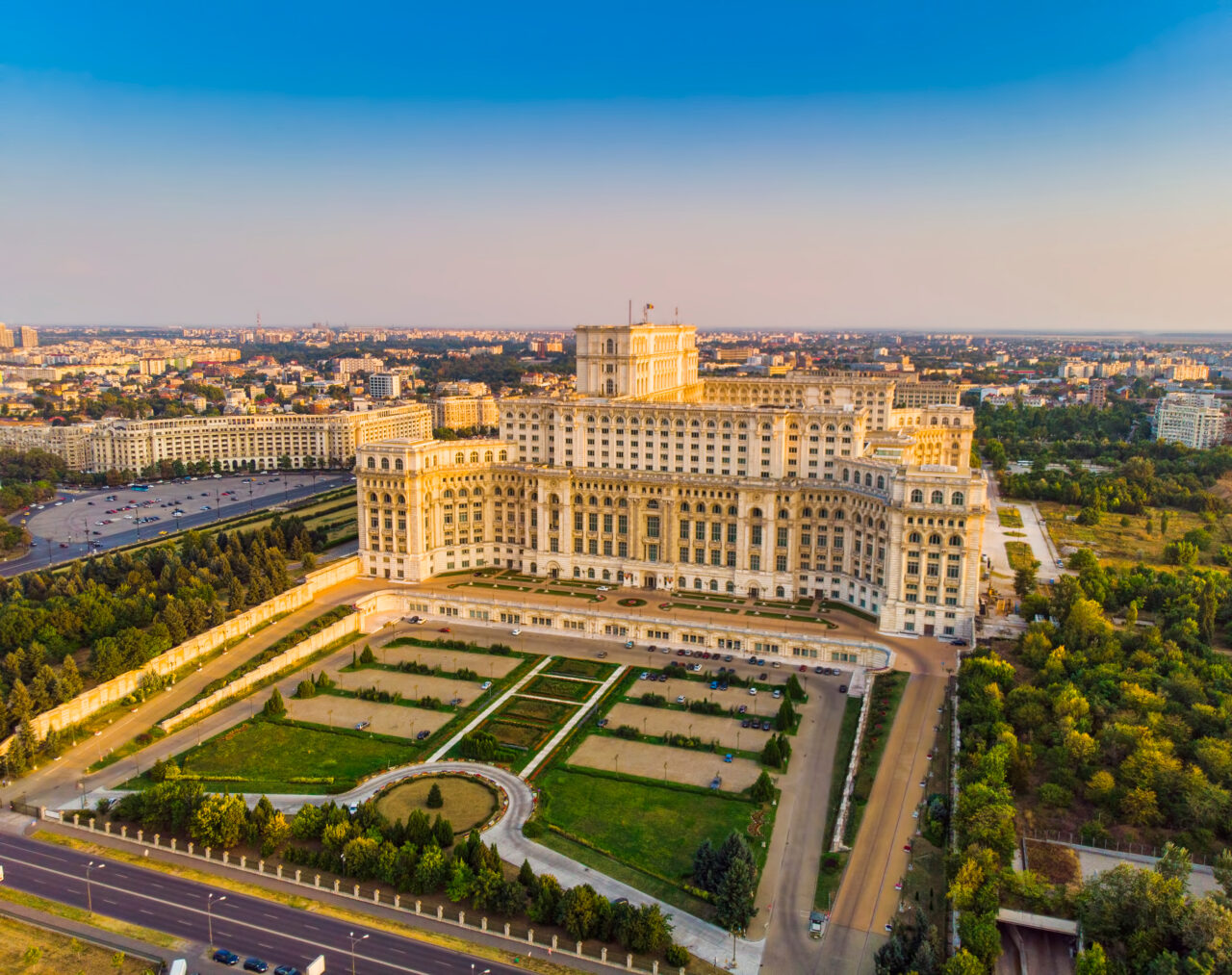 Cât curent electric consumă Casa Poporului. Factura URIAȘĂ emisă de Hidroelectrica