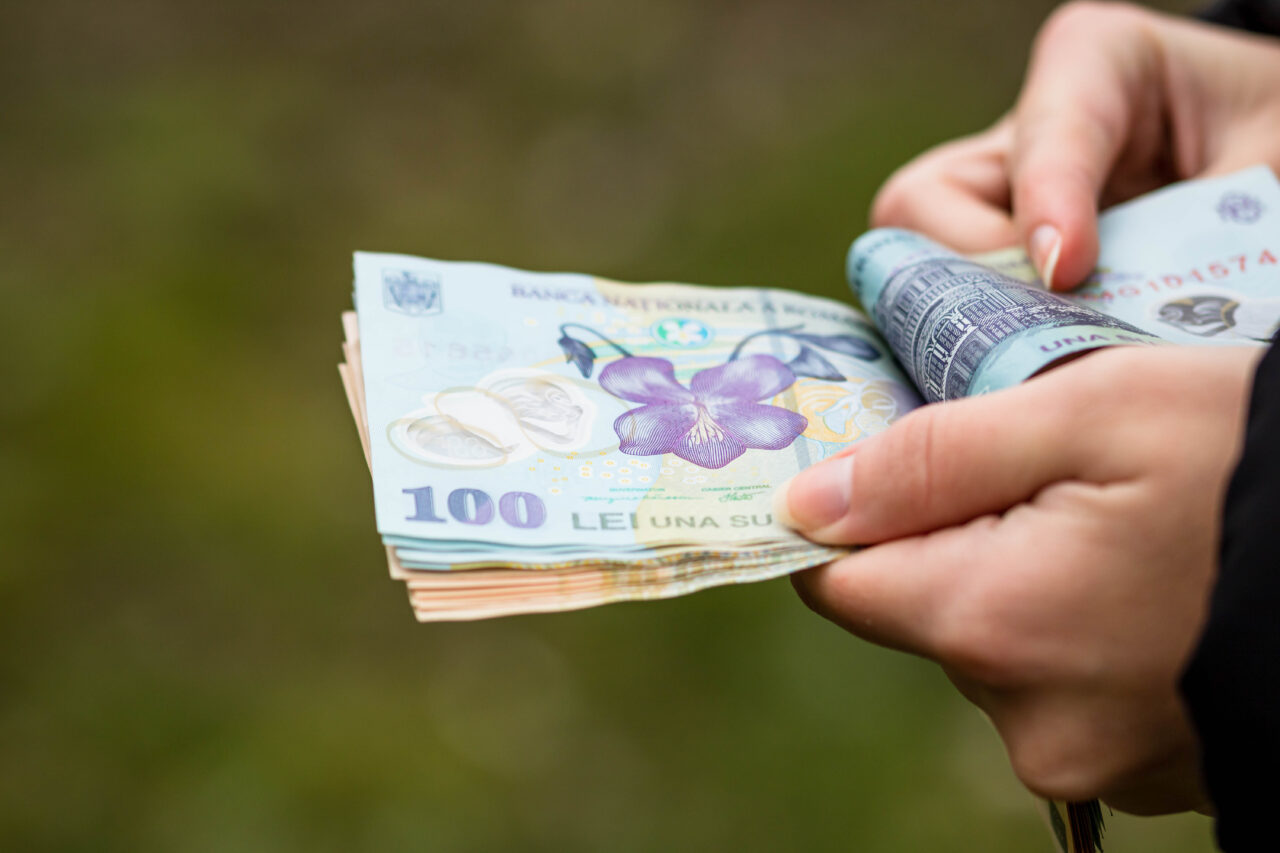 Cine sunt românii care vor PRIMI 750 de lei de la stat anul acesta. Care sunt condițiile
