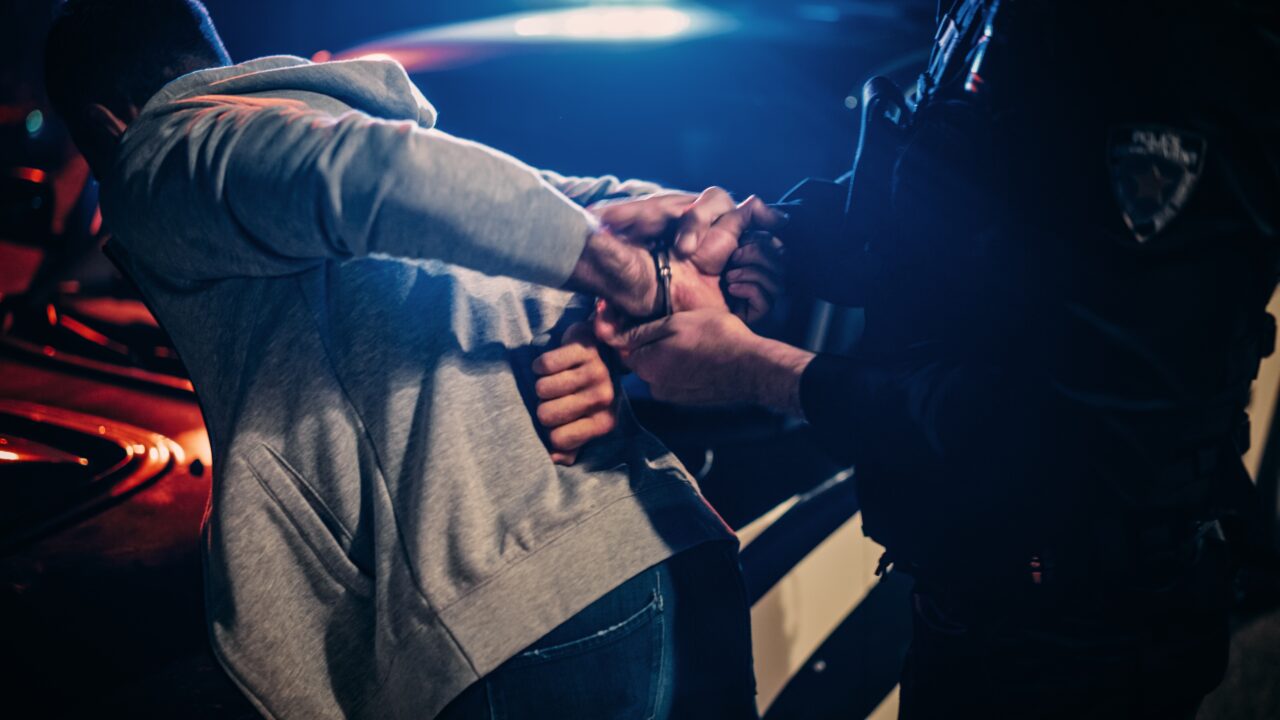 Doi români, prinși la FURAT în supermarketuri din Belgia. Unul dintre ei le-a spus polițiștilor că a făcut-o pentru soția sa bolnavă
