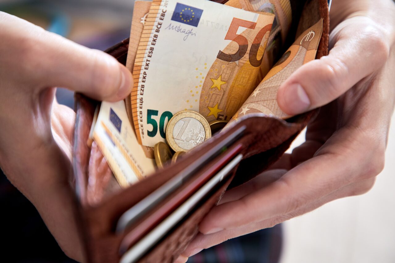 Țara europeană care oferă un ajutor financiar pentru pensionari. Bătrânii vulnerabili vor primi câte 1.000 de EURO