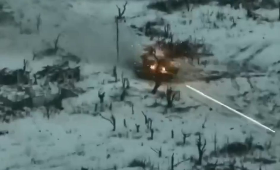 VIDEO | Tanc rusesc modern T-90M, făcut praf de un vehicul american Bradley din anii ’80