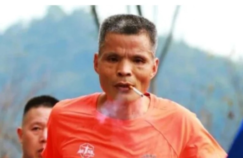 Un alergător de maraton chinez a fost DESCALIFICAT după ce și-a aprins țigară după țigară pe parcursul întregii curse