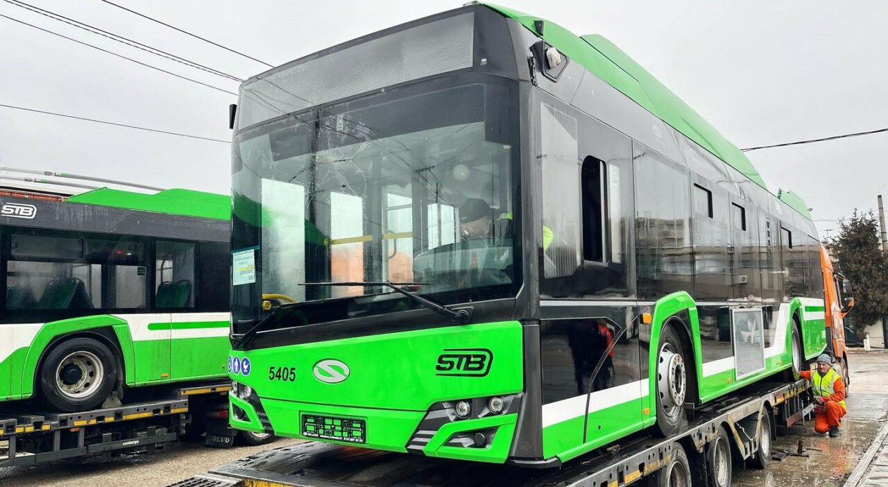 Au ajuns primele troleibuze Solaris în București. Care este prima linie pe care vor circula noile vehicule electrice | GALERIE FOTO