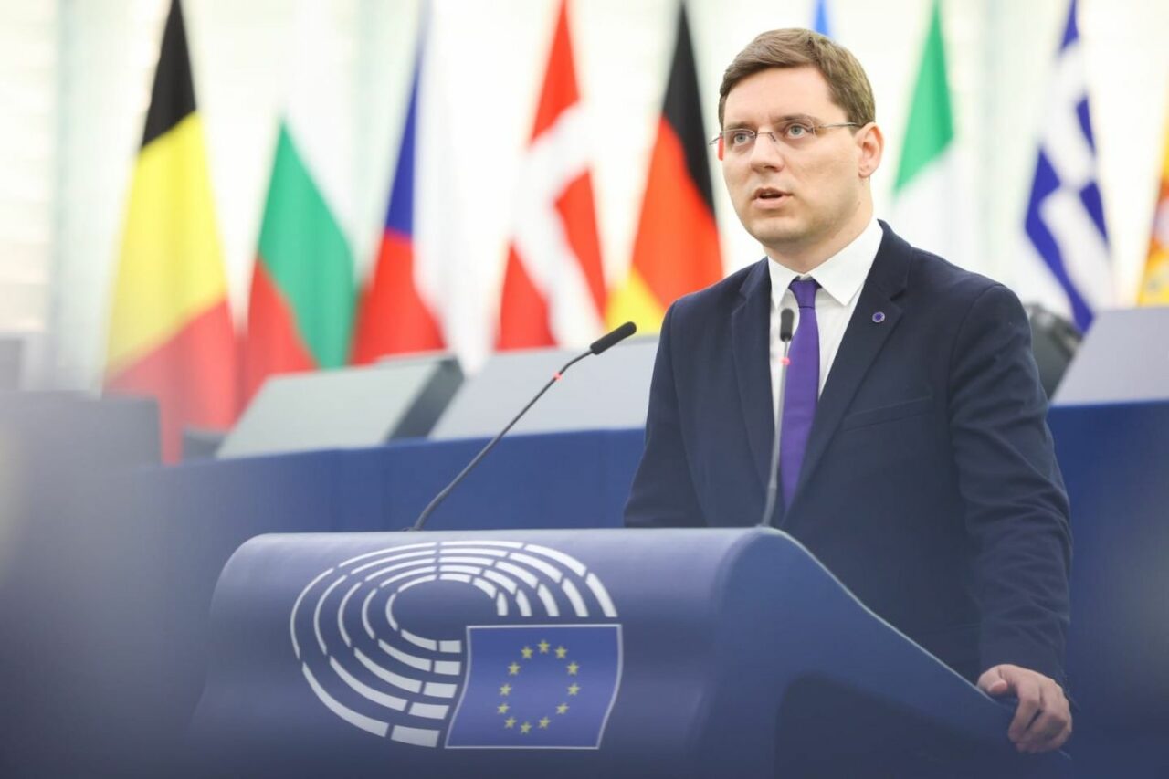 PES activists România a pornit campania Anti-Ro-Exit. Victor Negrescu: „Un Ro-Exit ar fi cel mai anti-naţional demers şi un dezastru economic”