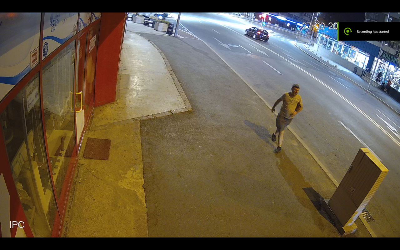 VIDEO | Polițiștii din Galați cer ajutorul oamenilor pentru identificarea unui bărbat care a lovit o femeie de 77 de ani și i-a furat geanta
