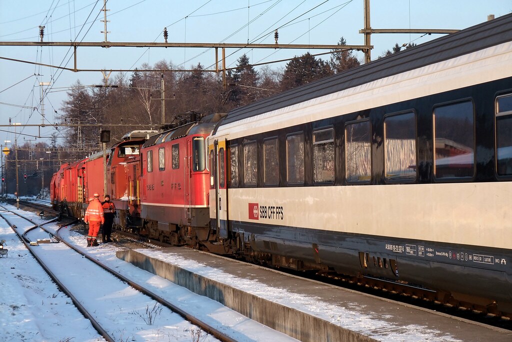 INCENDIU într-un tren aflat în orașul Titu. 20 de pasageri au fost evacuați