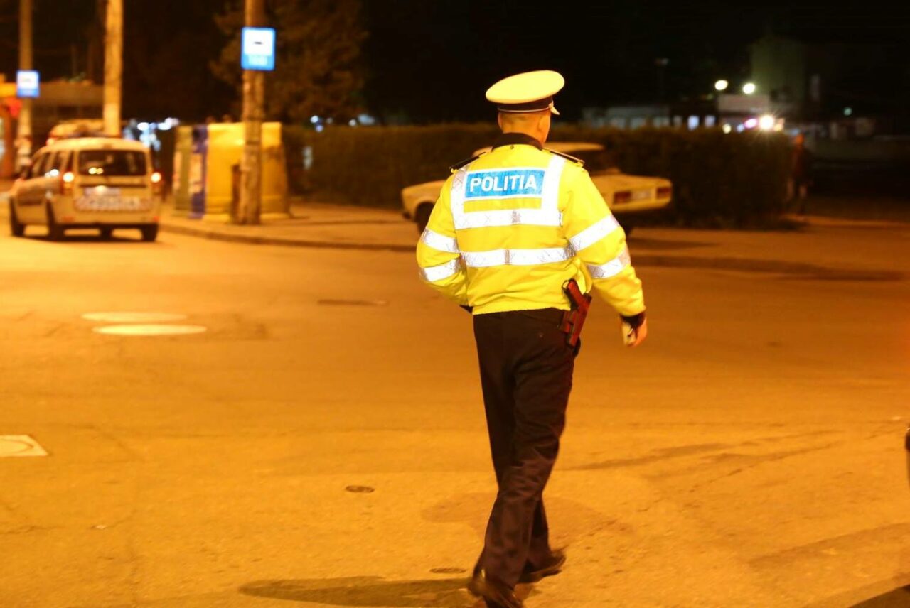 Un tânăr BEAT și fără PERMIS a luat pe capotă un polițst de circulație aflat la muncă. Șoferul a fost arestat preventiv