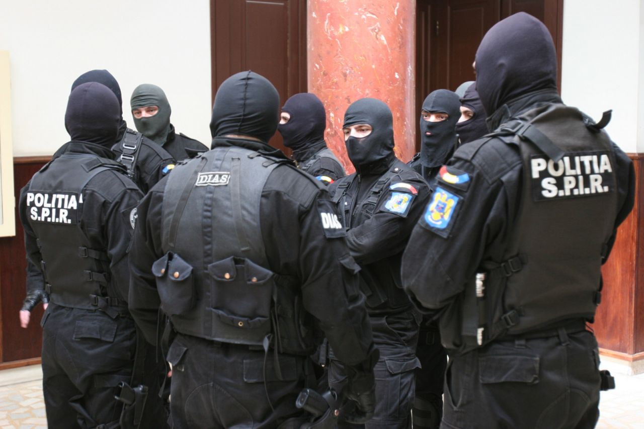 Operațiunea „BLOCADA” în București. „Mascații” au intrat în traficanții de droguri