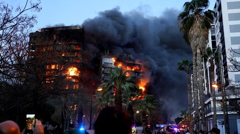 Două românce, dispărute în incendiul care a mistuit un bloc din Valencia!/MAE este în contact permanent cu autoritățile spaniole