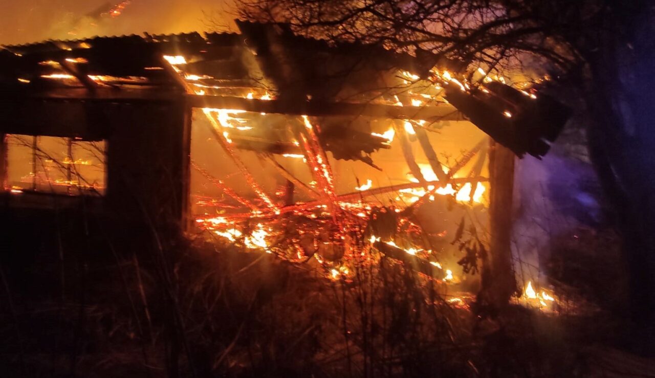 INCENDIU devastator la o pensiune din Călimănești. Flăcările au cuprins toată mansarda