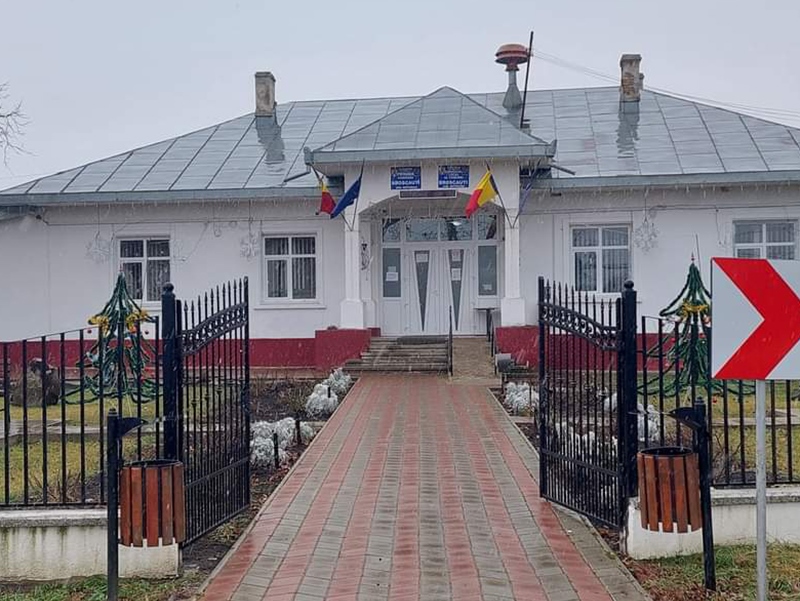 Au ÎNCHIS  primăria ca să meargă la ziua de naștere a unei colege. „Suntem pe teren, avem niște problemuțe”