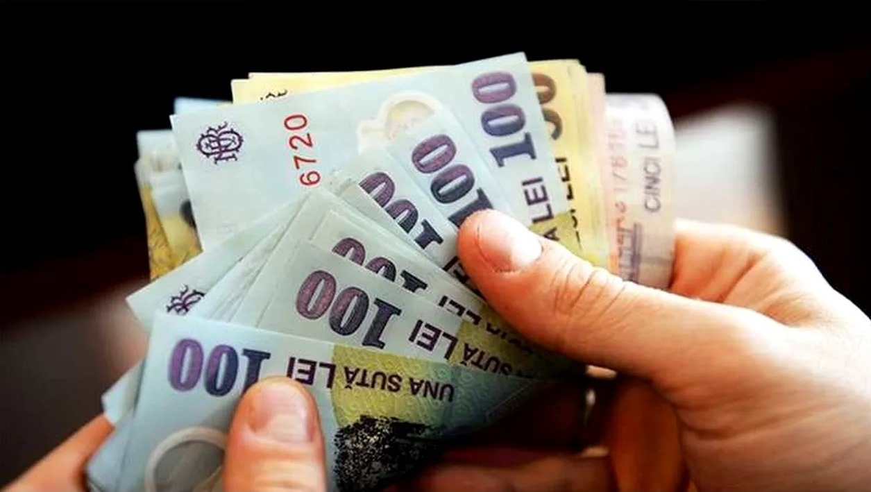 Românii care vor avea SALARII mai mari. S-a dat lege în România. Sute de mii de angajați vor avea bani mai mulți