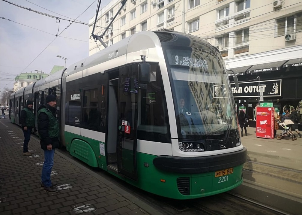 Vatman din Iași, dus direct la SPITAL după ce a mirosit sacoșa unei bătrâne. Poliția a deschis urgent o anchetă