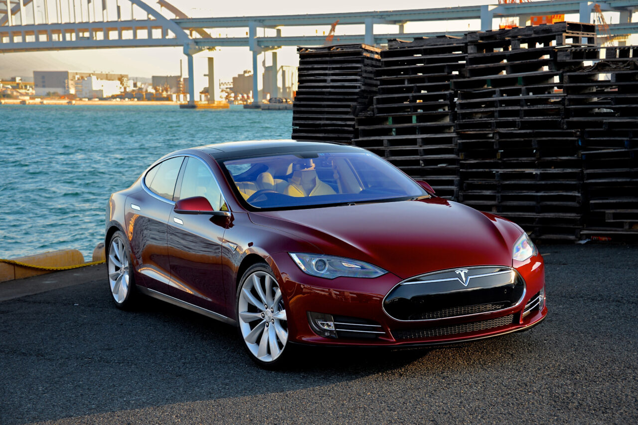 Momentul în care o TESLA plonjează într-un fiord din Oslo, filmat de un grup de români. „Bă, ești prost!?” (VIDEO)