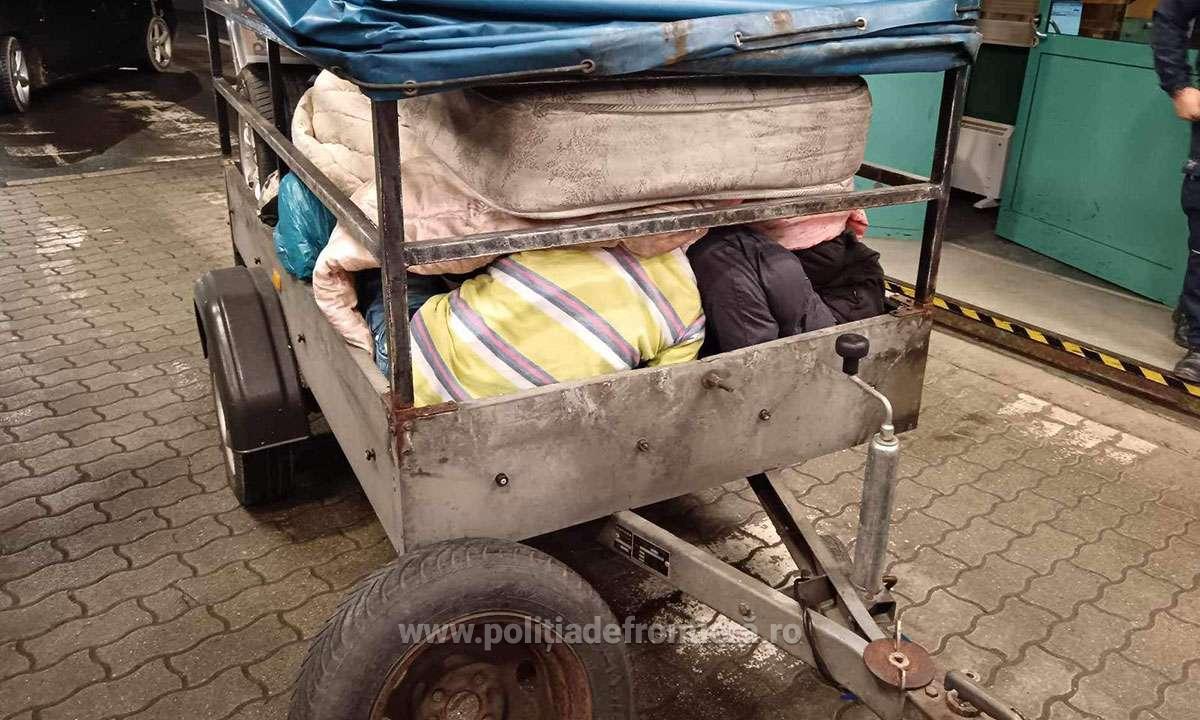 Mai mulți MIGRANȚI, descoperiți de polițiștii de frontieră ascunși printre pături și saltele. Unde voiau să ajungă