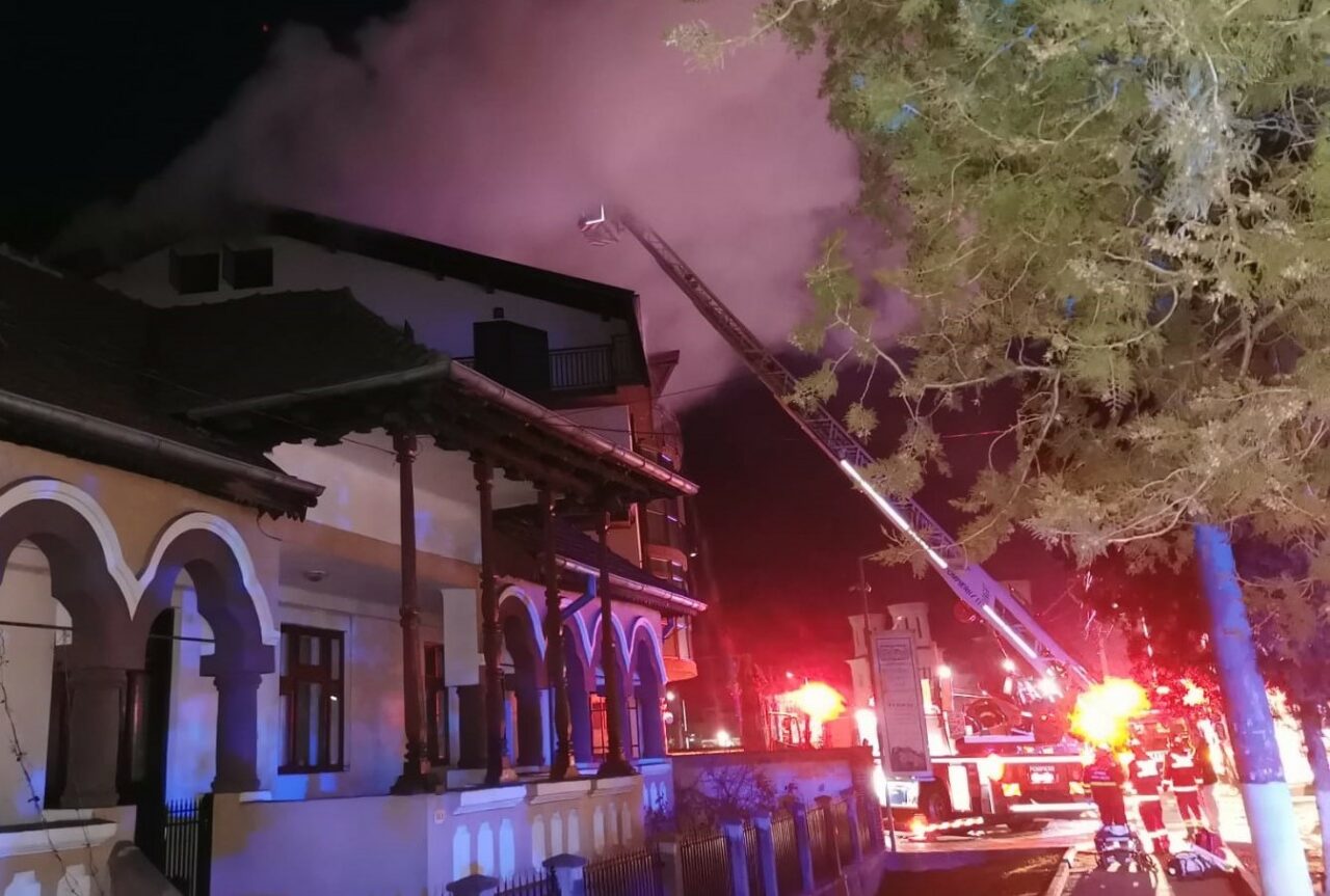 INCENDIU devastator la o pensiune din Călimănești/O persoană a decedat (FOTO&VIDEO)