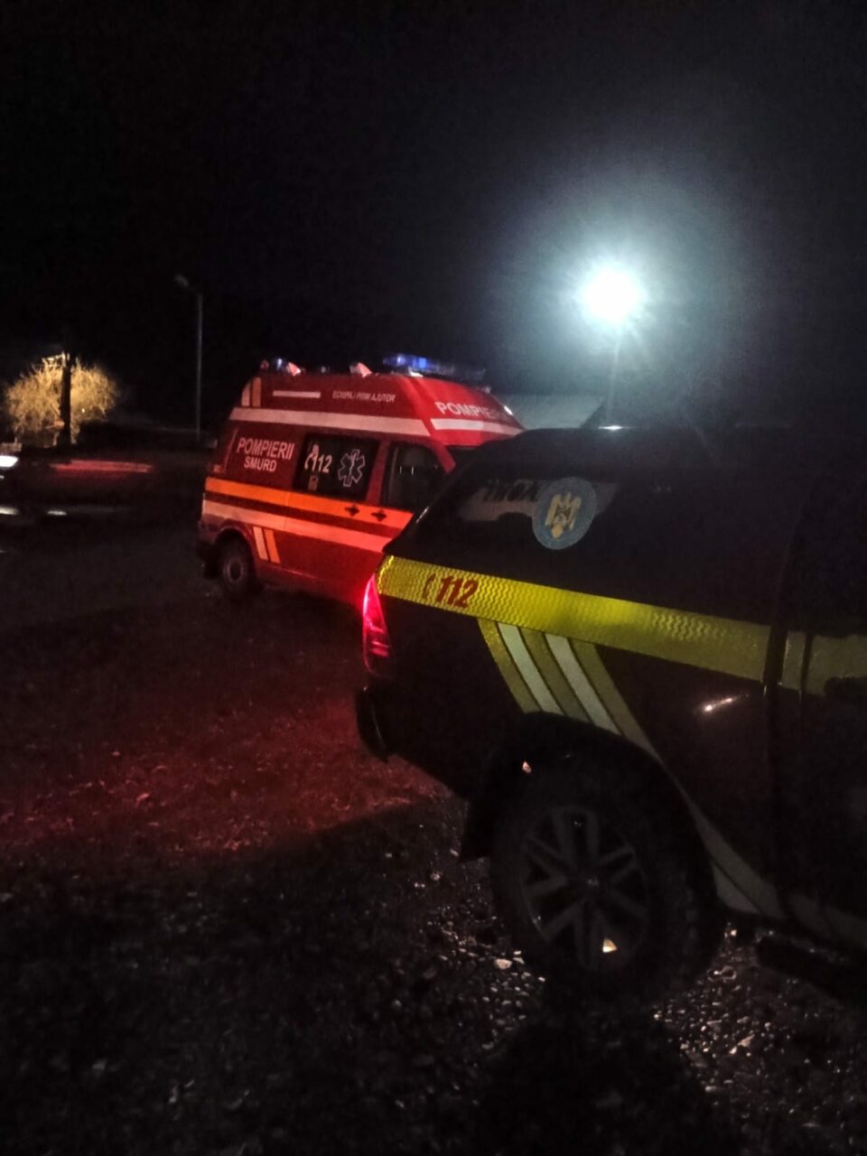 Salvamontiştii alertaţi pentru găsirea unui tânăr din Ucraina au găsit în munți doi cetăţeni ucraineni uzi și flămânzi