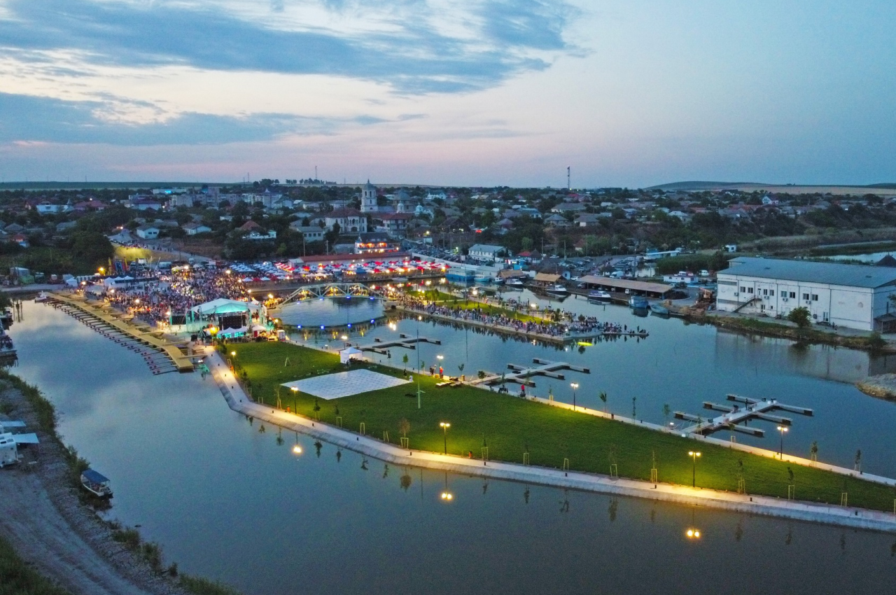 COMUNA din Delta Dunării, clasată în Top 5 destinații turistice din România, atrage ca un magnet străinii prin farmecul unei stațiuni exclusiviste