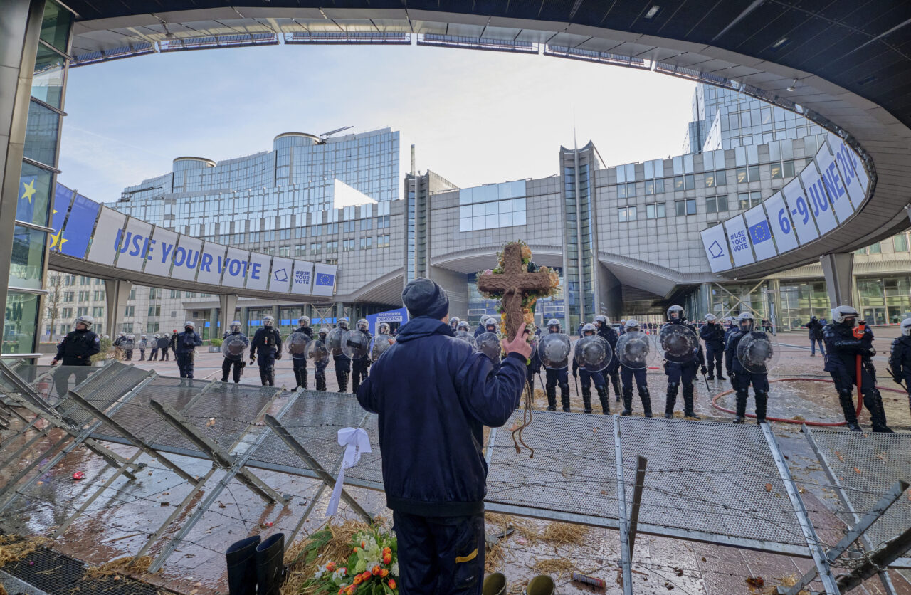 Petarde, incendii și tunuri de apă la Parlamentul European / Liderii UE discută despre protestele fermierilor