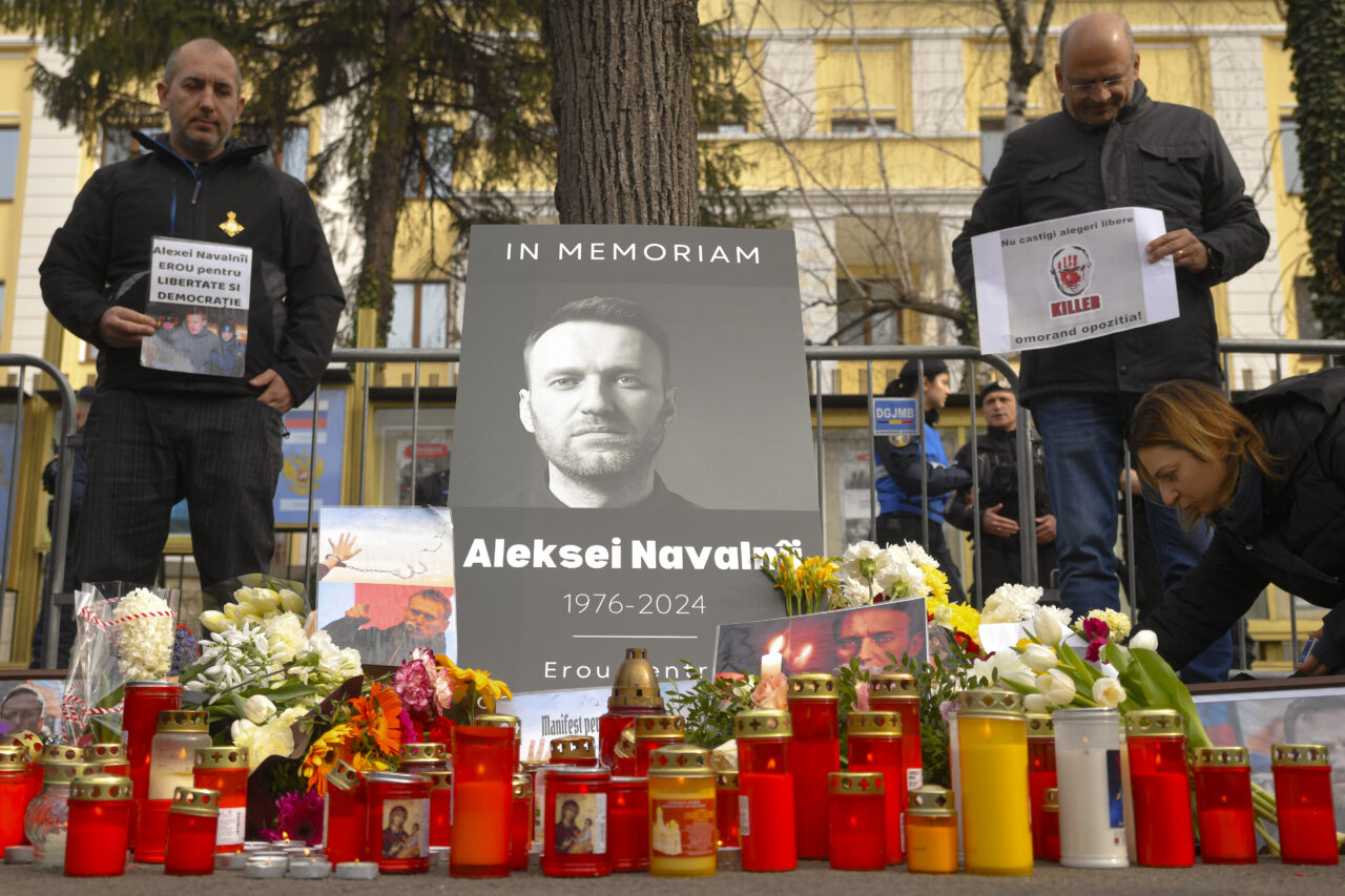 Flori și lumânări în memoria lui Alexei Navalnîi, la Ambasada Rusiei de la București: „Erou pentru Democrație” / „Putin criminal”