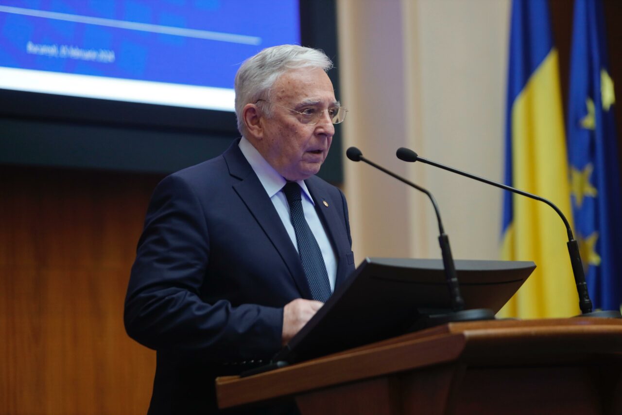 Mugur Isărescu, întrebat dacă va mai candida la funcția de GUVERNATOR:”Din când în când trebuie să mă uit în buletin”