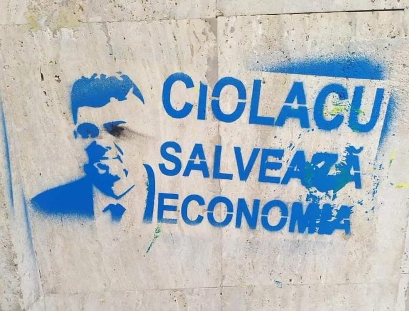 OPERAȚIUNEA „Ciolacu salvează economia”, destructurată. Cine se află în spatele campaniei de vandalizare cu stencil-uri/ PSD a depus plângere