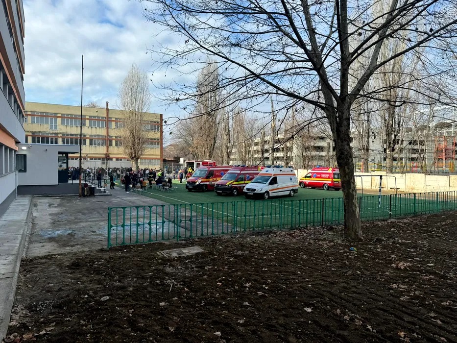 Tatăl elevului care a folosit sprayul lacrimogen la școală afirmă că fiul său era victimă a bullying-ului: „Au venit în jurul lui vreo 20 de persoane”