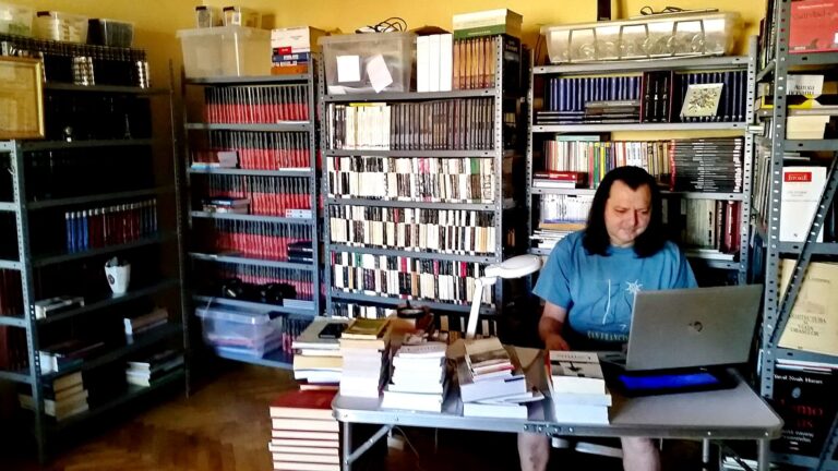 Un celebru scriitor din România, care a fost decorat chiar și de Iohannis, acuzat de vecini că deține PREA MULTE cărți: „Blocul se poate prăbuși”