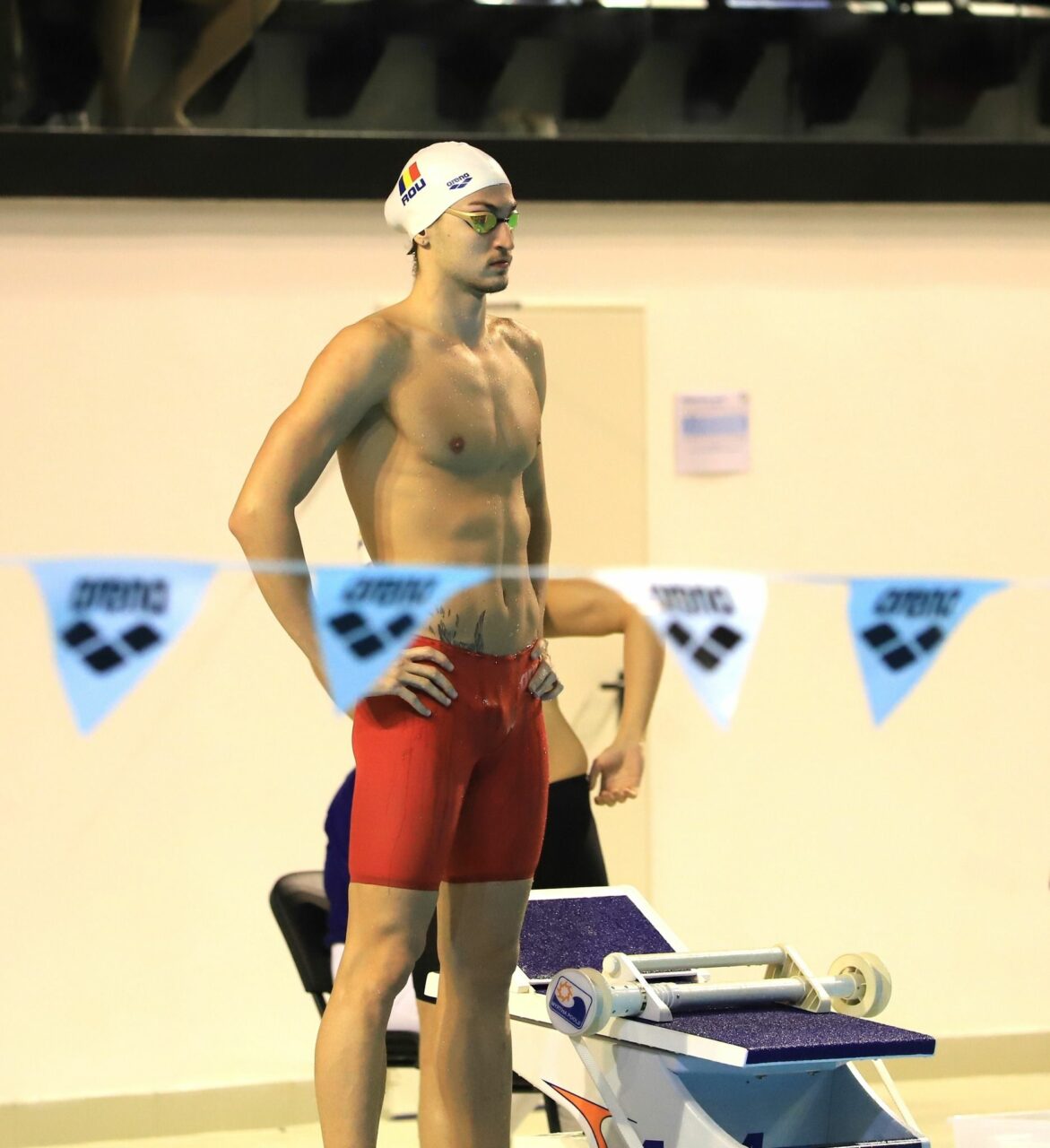 El e campionul care vrea să se ia la ÎNTRECERE cu un delfin