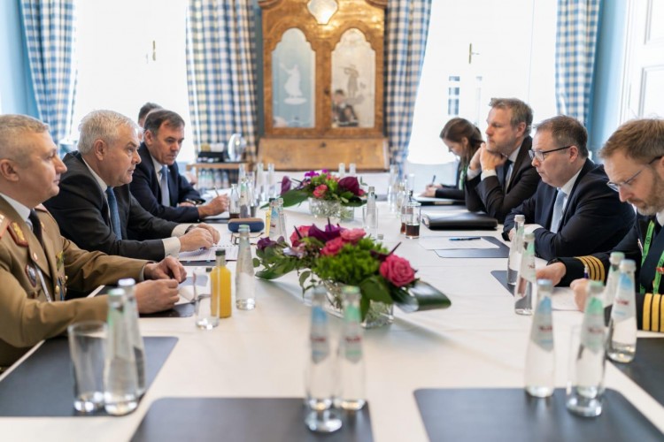 Ministrul Apărării, la Munchen: „Achiziția celor 32 de aeronave F-16 din Norvegia are o mare relevanță în ecuația regională de securitate”
