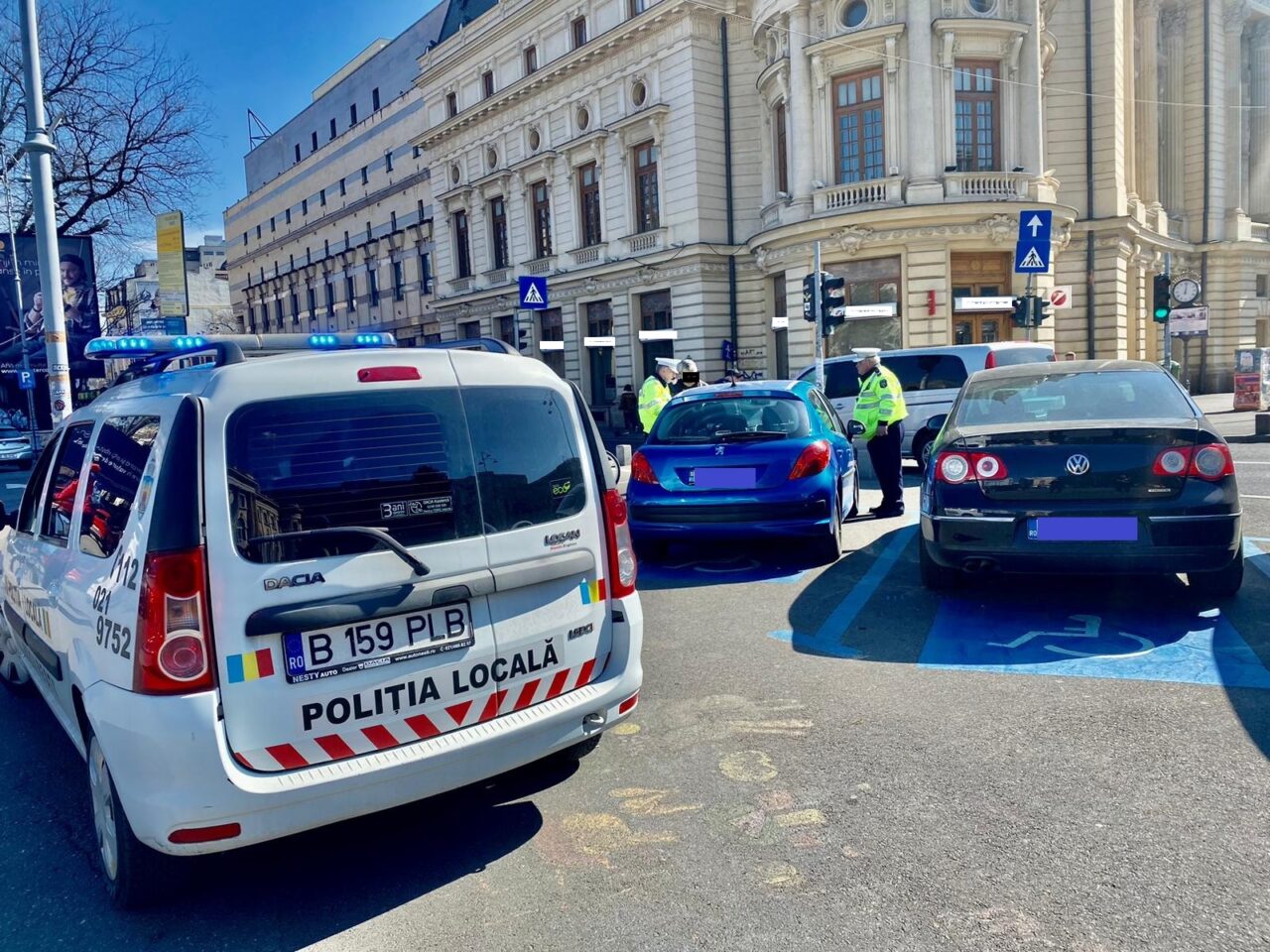 Cinci persoane cu comportament SUSPECT au fost oprite de polițiștii locali, în Centrul Vechi al Capitalei. Ce au găsit în mașina lor