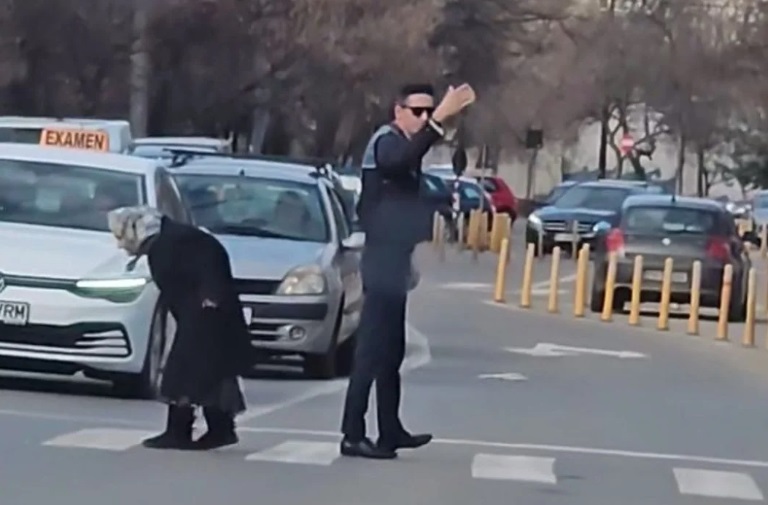 Un polițist rutier din Ploiești a oprit mașina de examen la o trecere de pietoni, pentru a ajuta o bătrânică să treacă strada. Gestul a devenit VIRAL