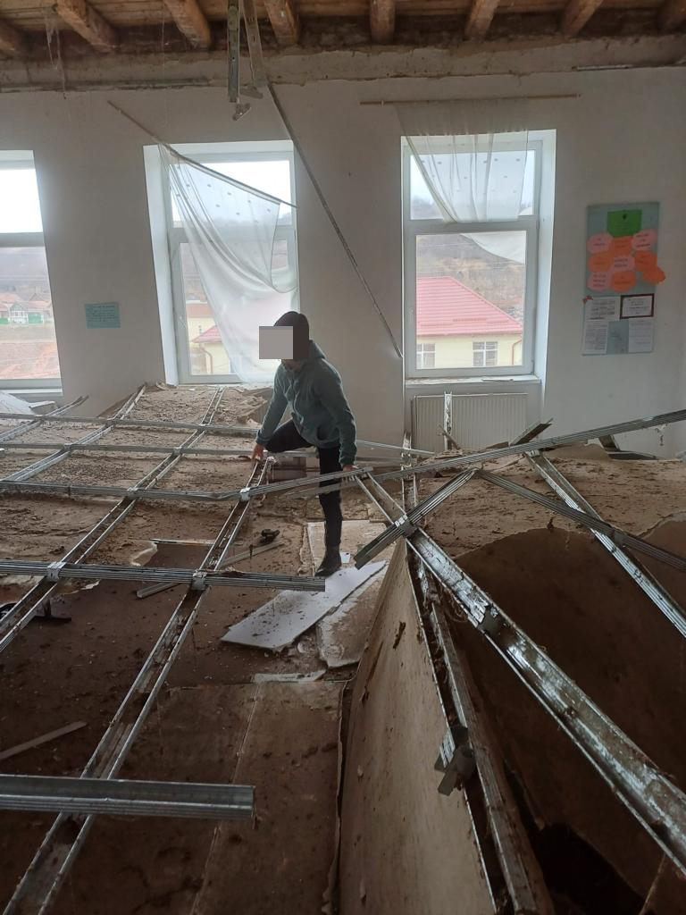 Tavanul unei săli de clasă s-a prăbuşit. Patru elevi au fost transportați la spital / Primele REACȚII după incident