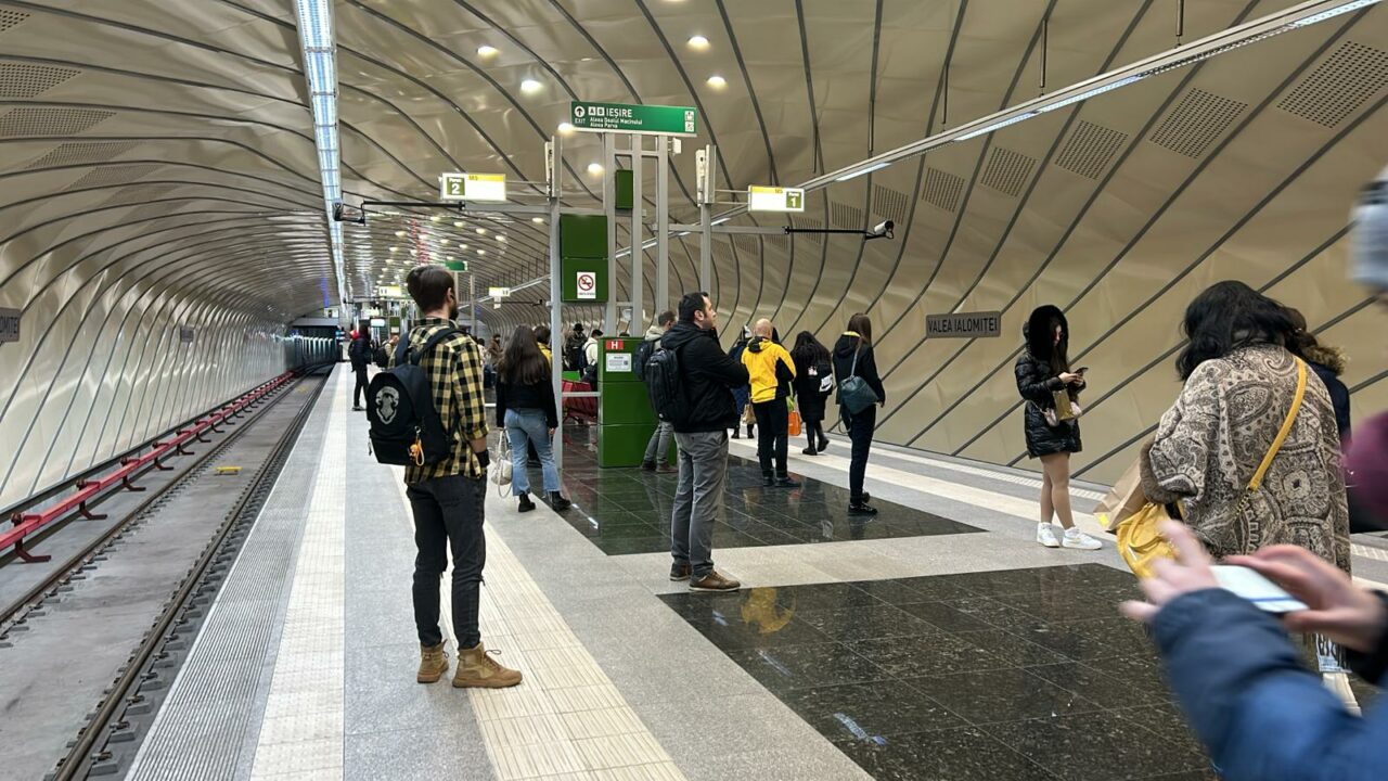 Panică la metrou! Un bărbat a încercat să se sinucidă!