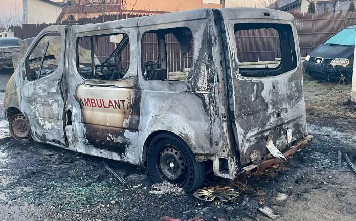 Ambulanță distrusă și trei mașini avariate de INCENDIU. De la ce a pornit focul