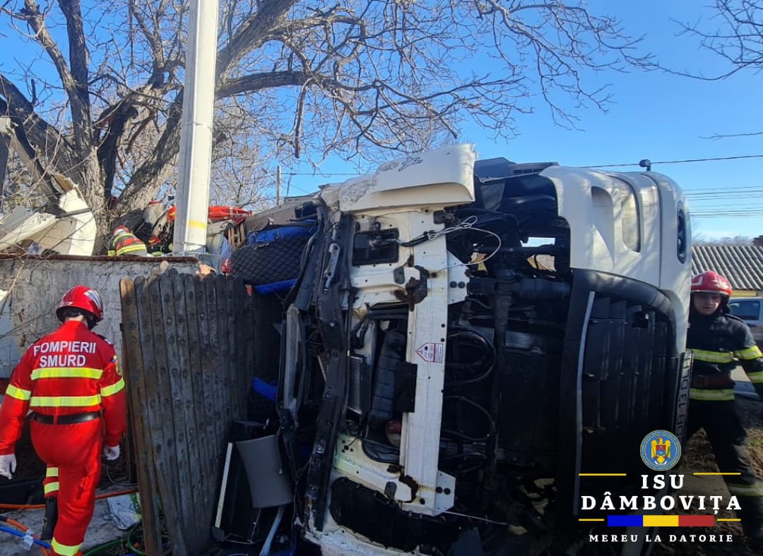 Accident mortal în Dâmbovița. Un TIR s-a răsturnat, iar șoferul a rămas încarcerat. Nu a mai putut fi salvat