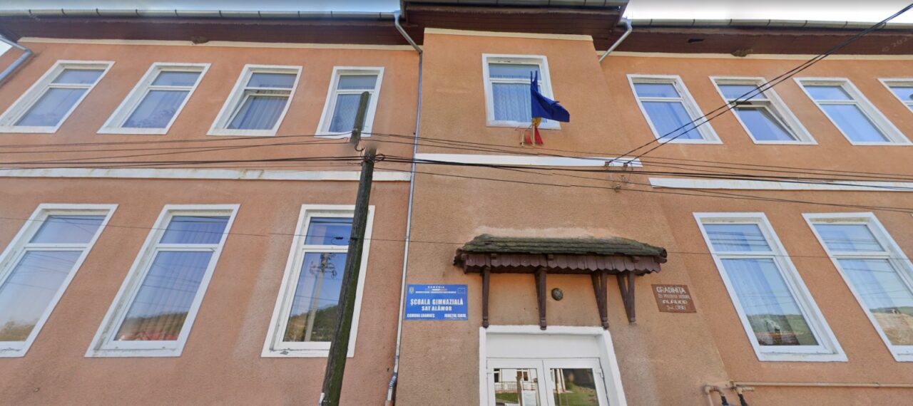 Tavanul unei săli de clasă s-a prăbuşit. Patru elevi au fost transportați la spital
