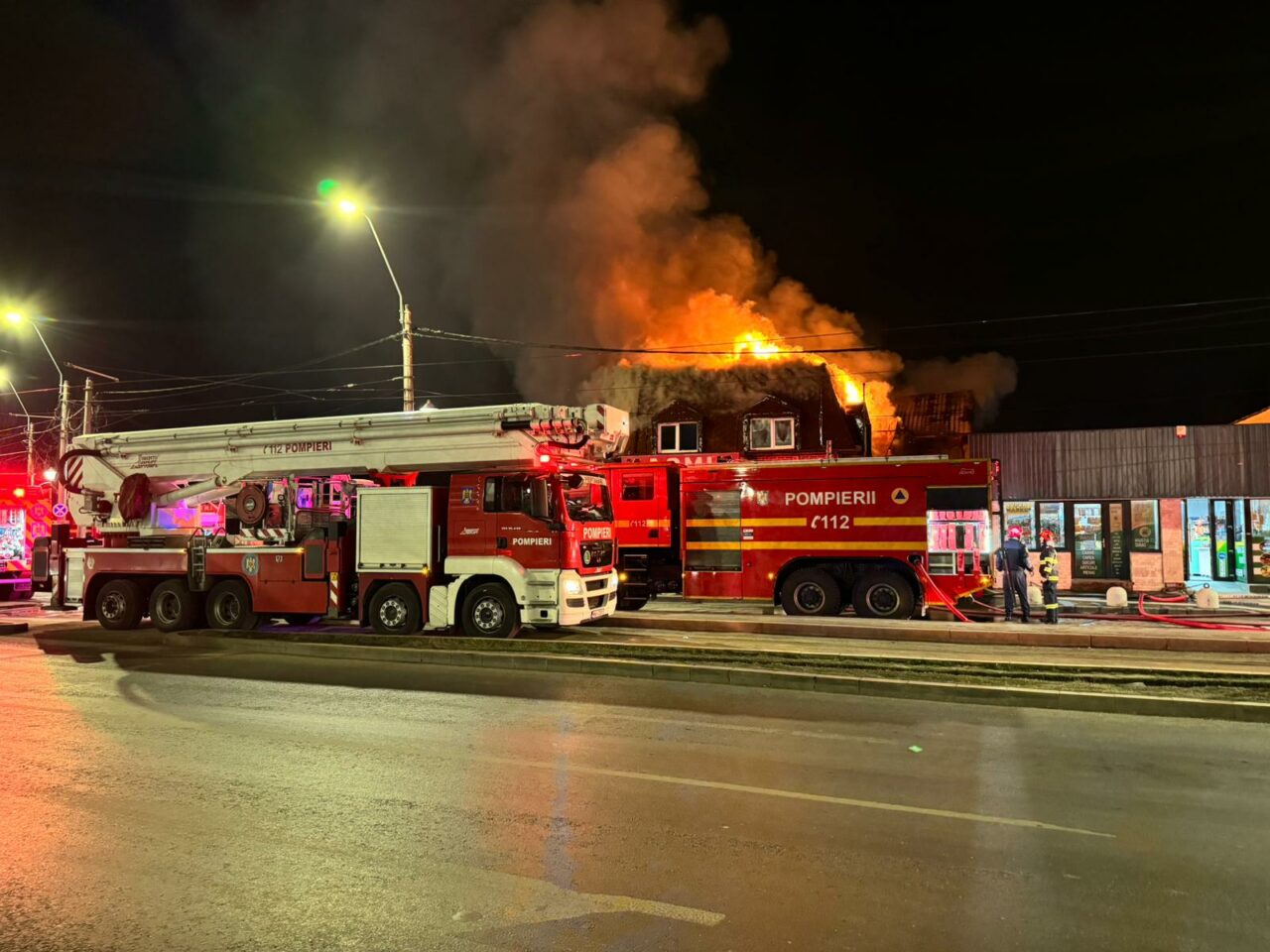 INCENDIU devastator în Capitală la o casă de pe Șoseaua Giurgiului. Pompierii au intervenit de urgență după ce flăcările amenițau să se extindă rapid