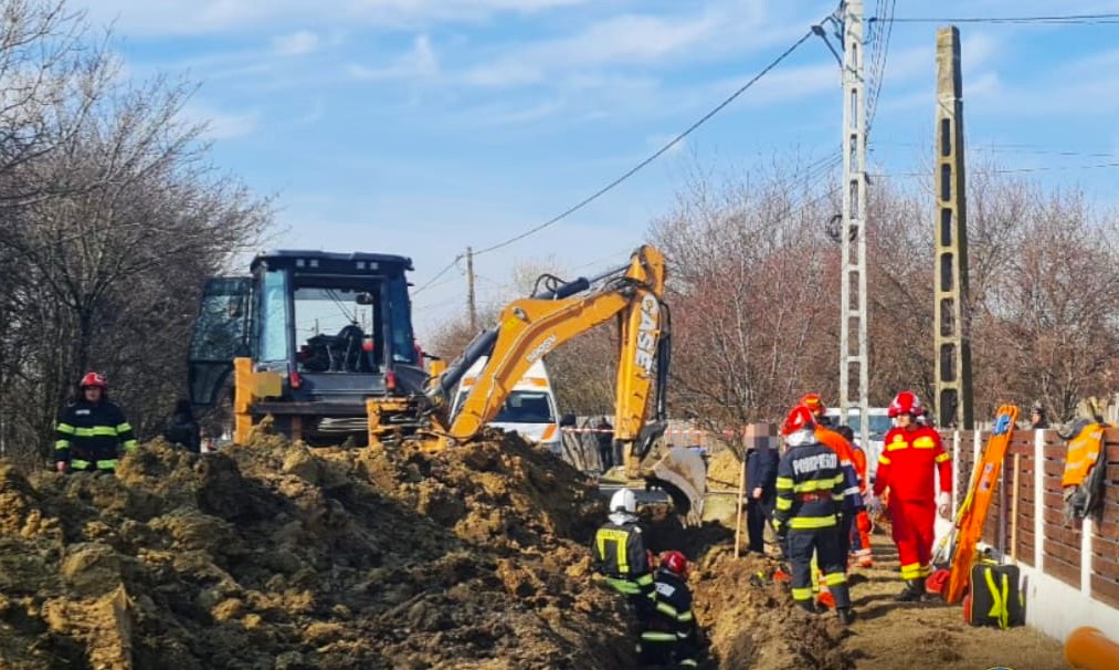 Misiune de SALVARE dificilă în Dâmbovița. Un muncitor a fost surprins de un mal de pământ