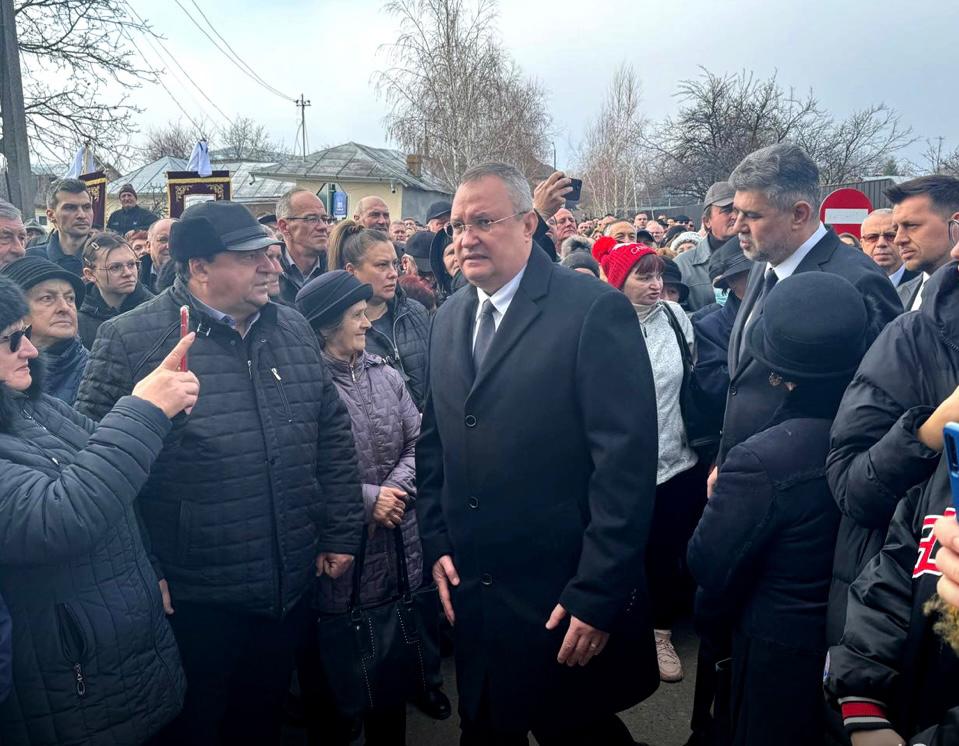 Marcel Ciolacu și Nicolae Ciucă au ajuns la funeraliile liderului PNL din Vrancea